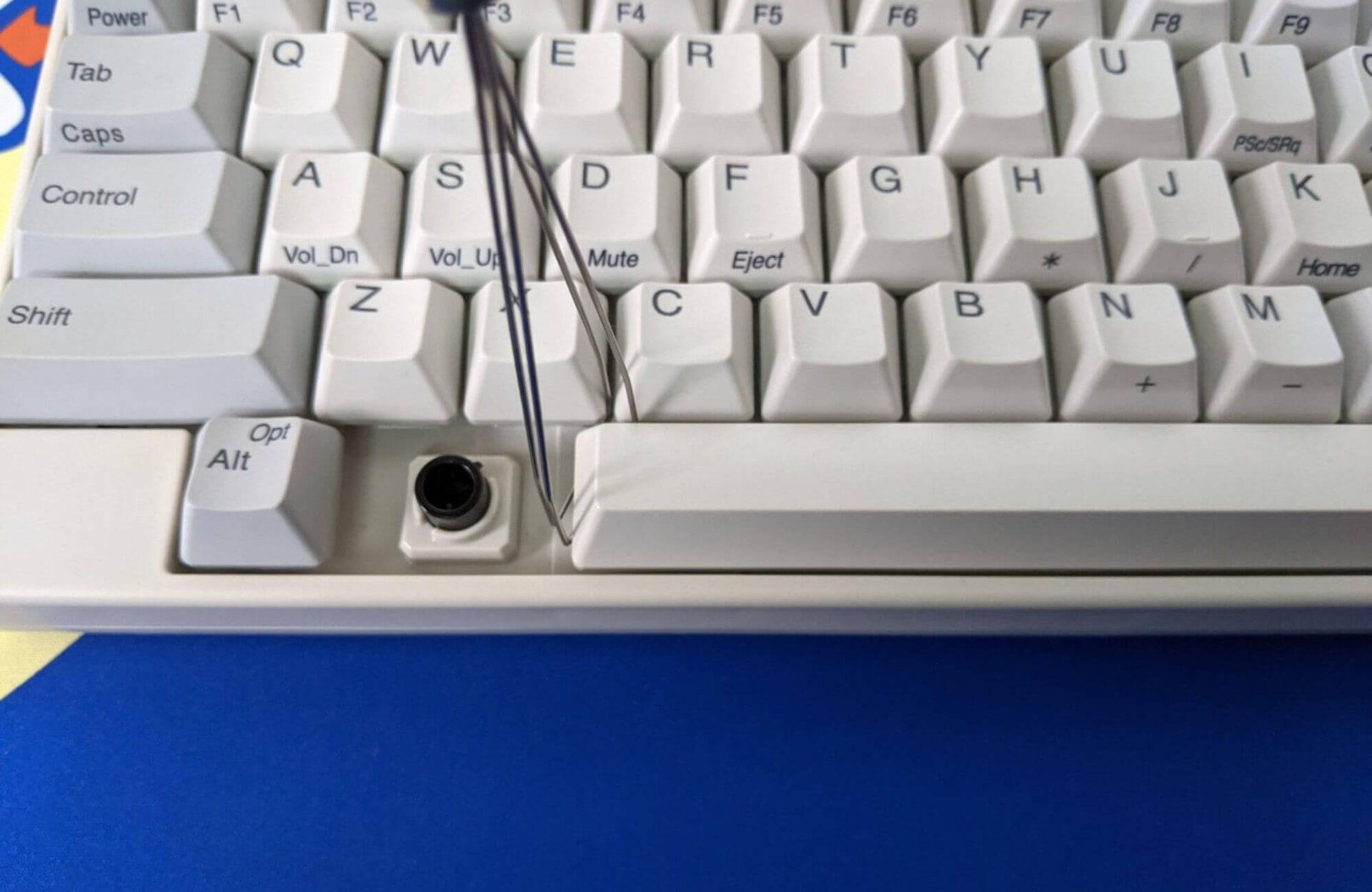 How to deep clean your keycaps and mechanical keyboard safely and