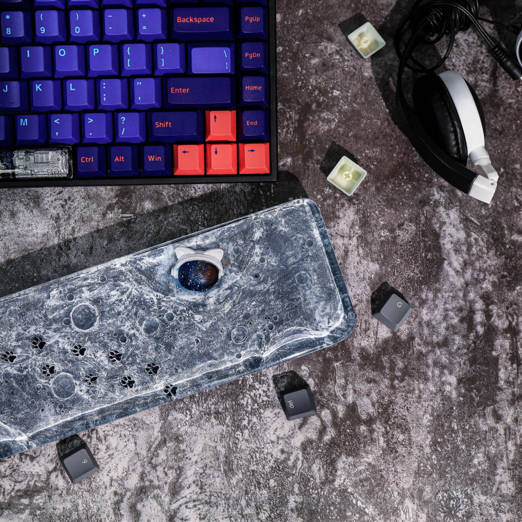 Cat-astronaut keyboard wrist rest 8 Cat-astronaut keyboard wrist rest