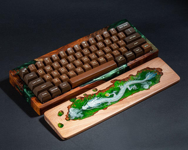 Green Resin And Wood Keyboard Case Green resin and wood keyboard case