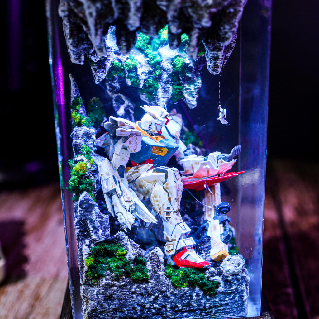 Broken-Gundam-Diorama-Light-