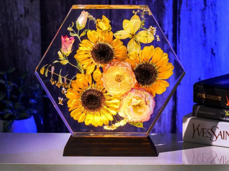 Hexagon Real Sunflower Night Light 1 Hexagon real sunflower night light creates a cozy, floral-inspired ambiance (source: hirosart)