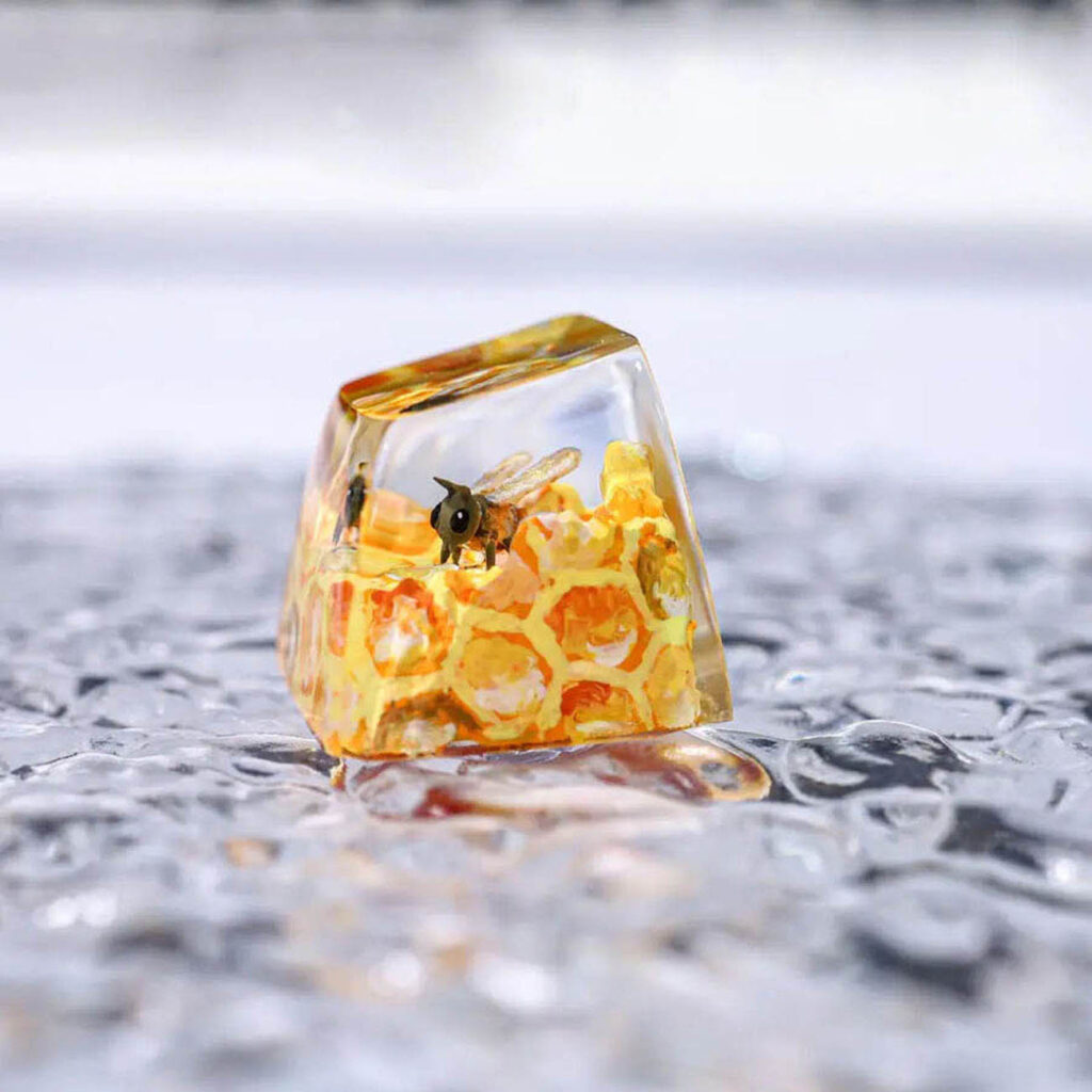 Bee Artisan Keycap is a cute keyboard keycaps, designed to bring a playful touch to your mechanical keyboard