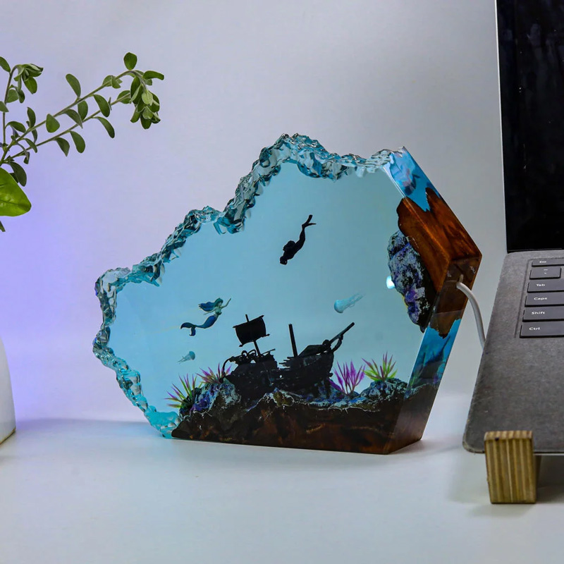 The built-in wooden base provides a stable and permanent foundation for the resin lamp