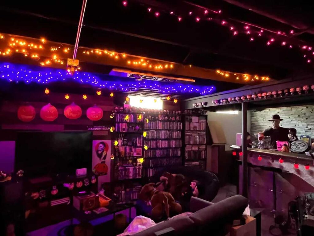 37+ Best Basement Game Room Ideas For Your Space 57 Pumpkins, cobwebs, and flashing lights create a spooky atmosphere