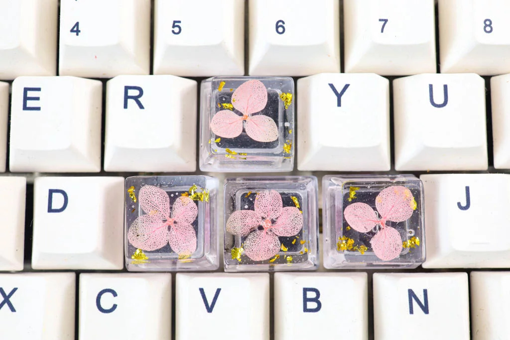 Encased in clear resin, this keycap preserves real dried flowers, offering a delicate and organic accent