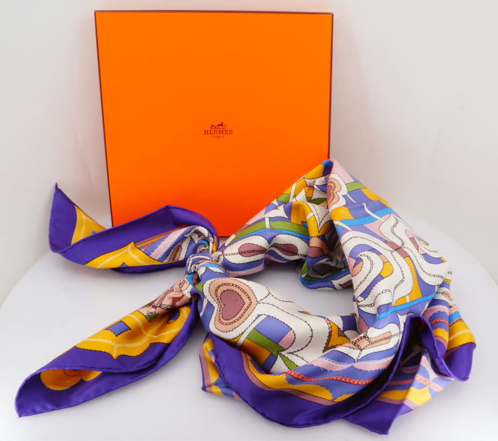 30+ Unique Luxury Corporate Gifts Ideas For Special Occasions 18 This option suits employees with a refined, professional sense of style