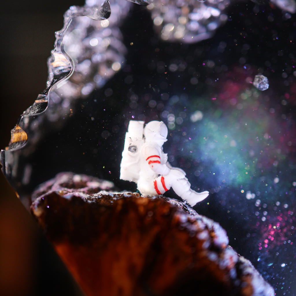 The-Earth-And-Astronaut-Epoxy-Lamp-Ver-2 (10).Jpg Space explorer resin night light