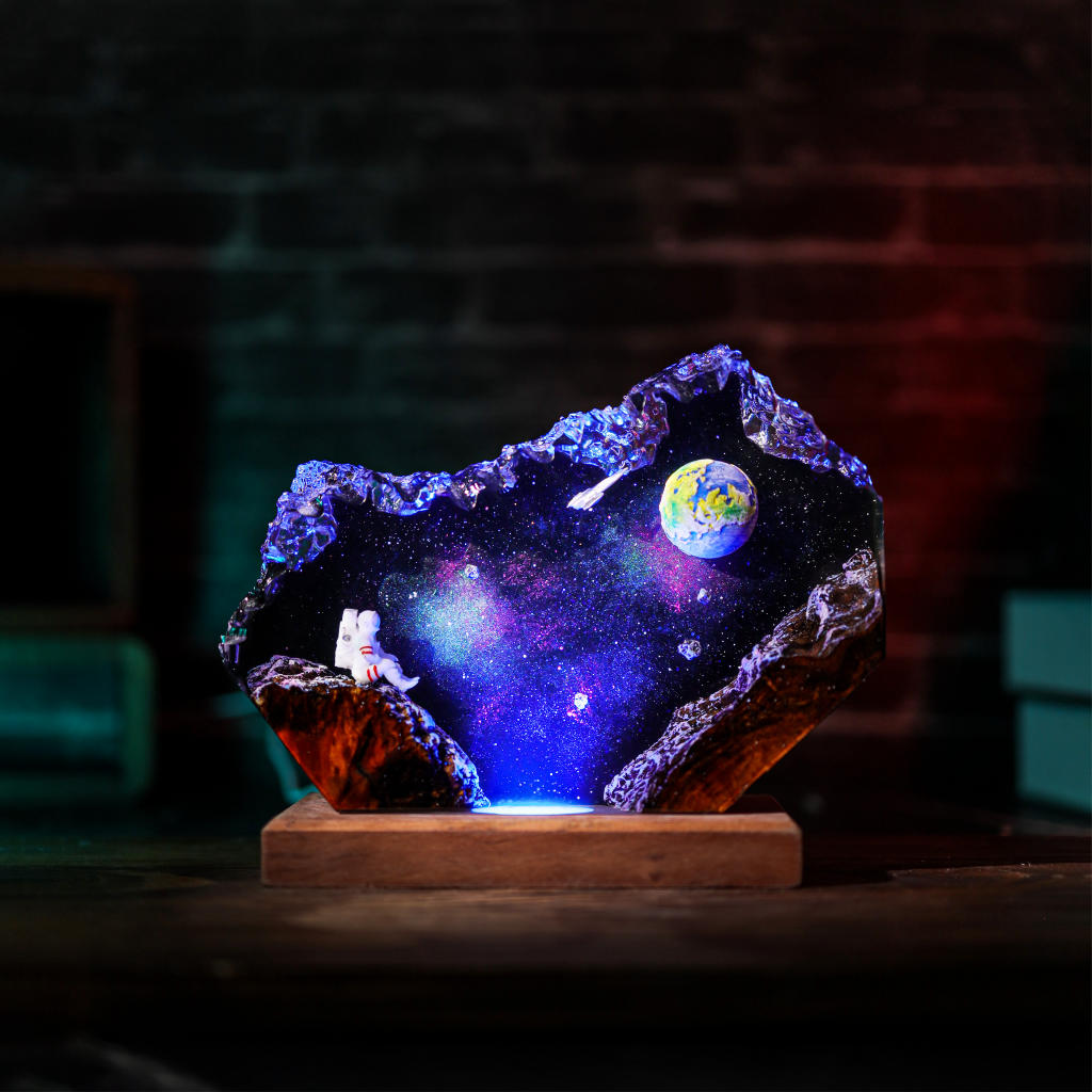 The-Earth-And-Astronaut-Epoxy-Lamp-Ver-2 (4).Jpg Astronaut epoxy resin lamp