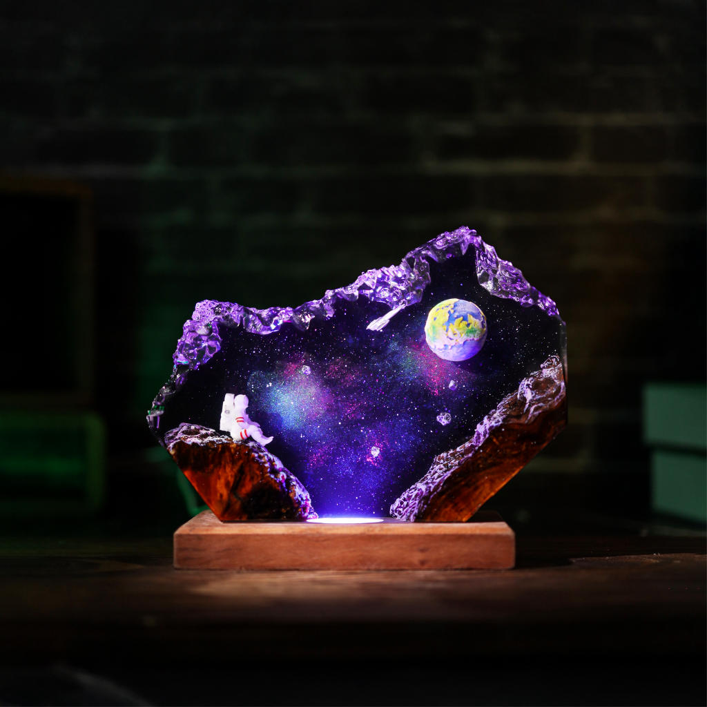The-Earth-And-Astronaut-Epoxy-Lamp-Ver-2 (5).Jpg Earth and space night light