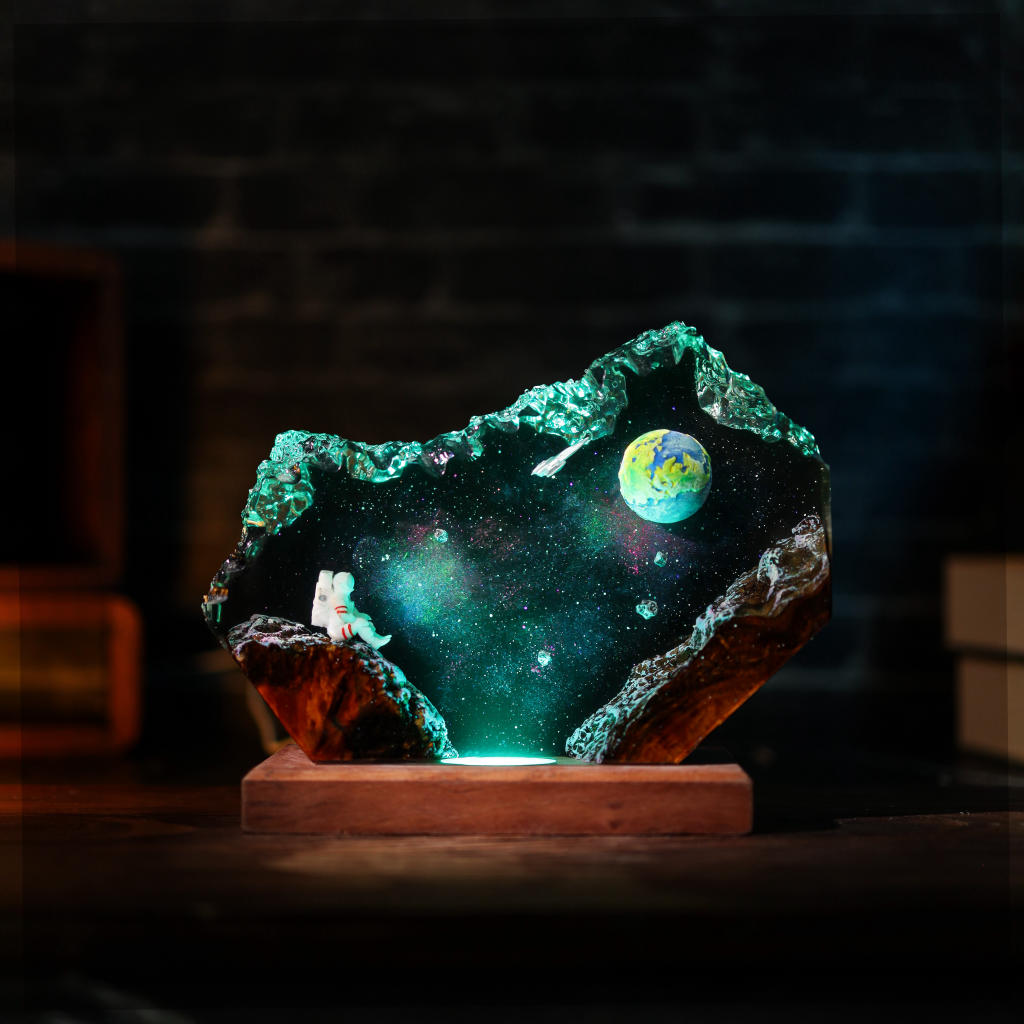 The-Earth-And-Astronaut-Epoxy-Lamp-Ver-2 (6).Jpg Earth and space night light