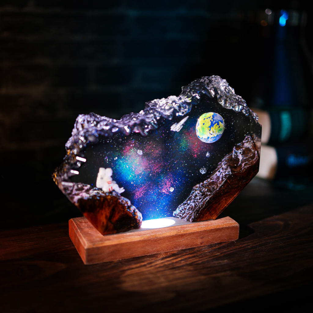 The-Earth-And-Astronaut-Epoxy-Lamp-Ver-2 (7).Jpg Galaxy astronaut table lamp