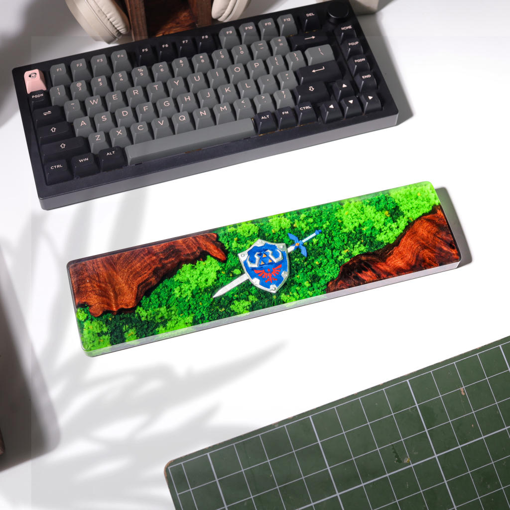Zelda-Hylian-Shield-And-Master-Sword-Wrist-Rest (1) Hylian shield resin wrist rest
