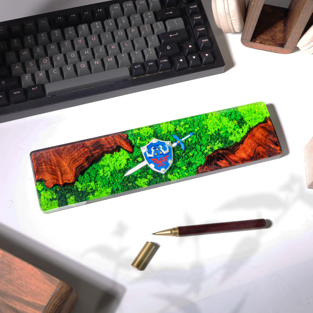 Zelda-Hylian-Shield-And-Master-Sword-Wrist-Rest (2) Hylian shield resin wrist rest