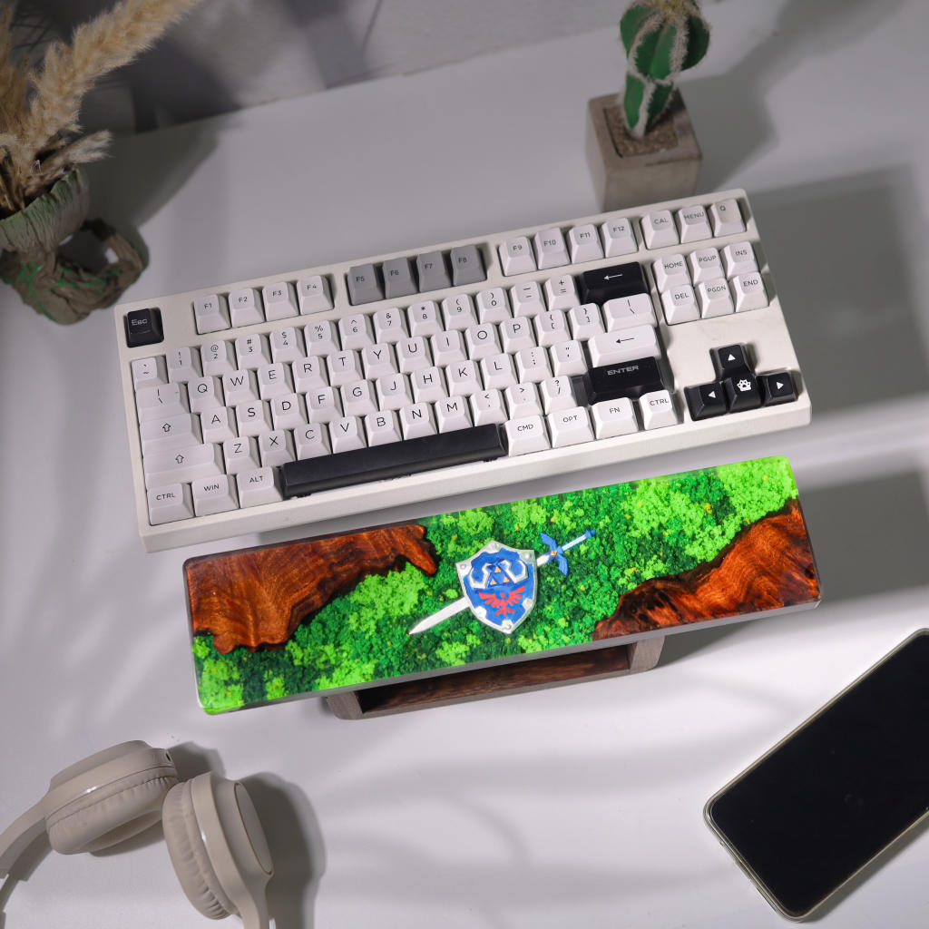 Zelda-Hylian-Shield-And-Master-Sword-Wrist-Rest (3) Hylian shield resin wrist rest